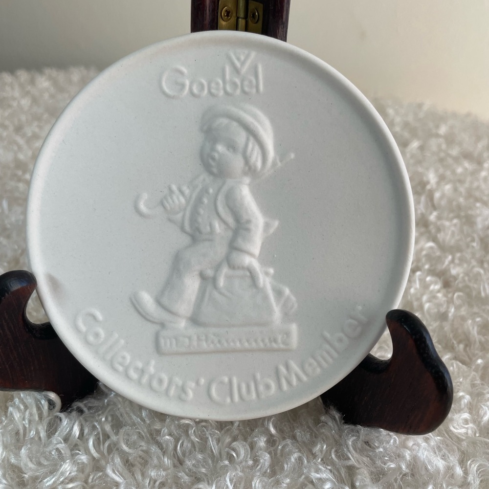 Vintage Goebel 1976 Hummel Collectors Club Member 4" Bisque Plaque Disc